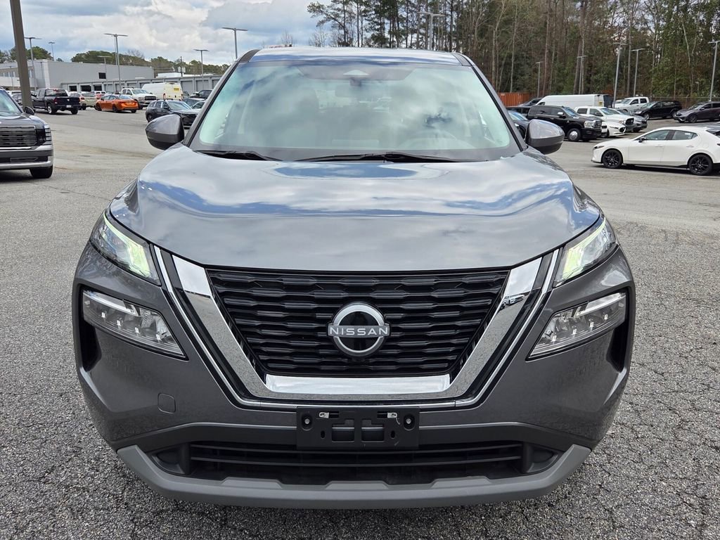 Used 2022 Nissan Rogue SV image 2