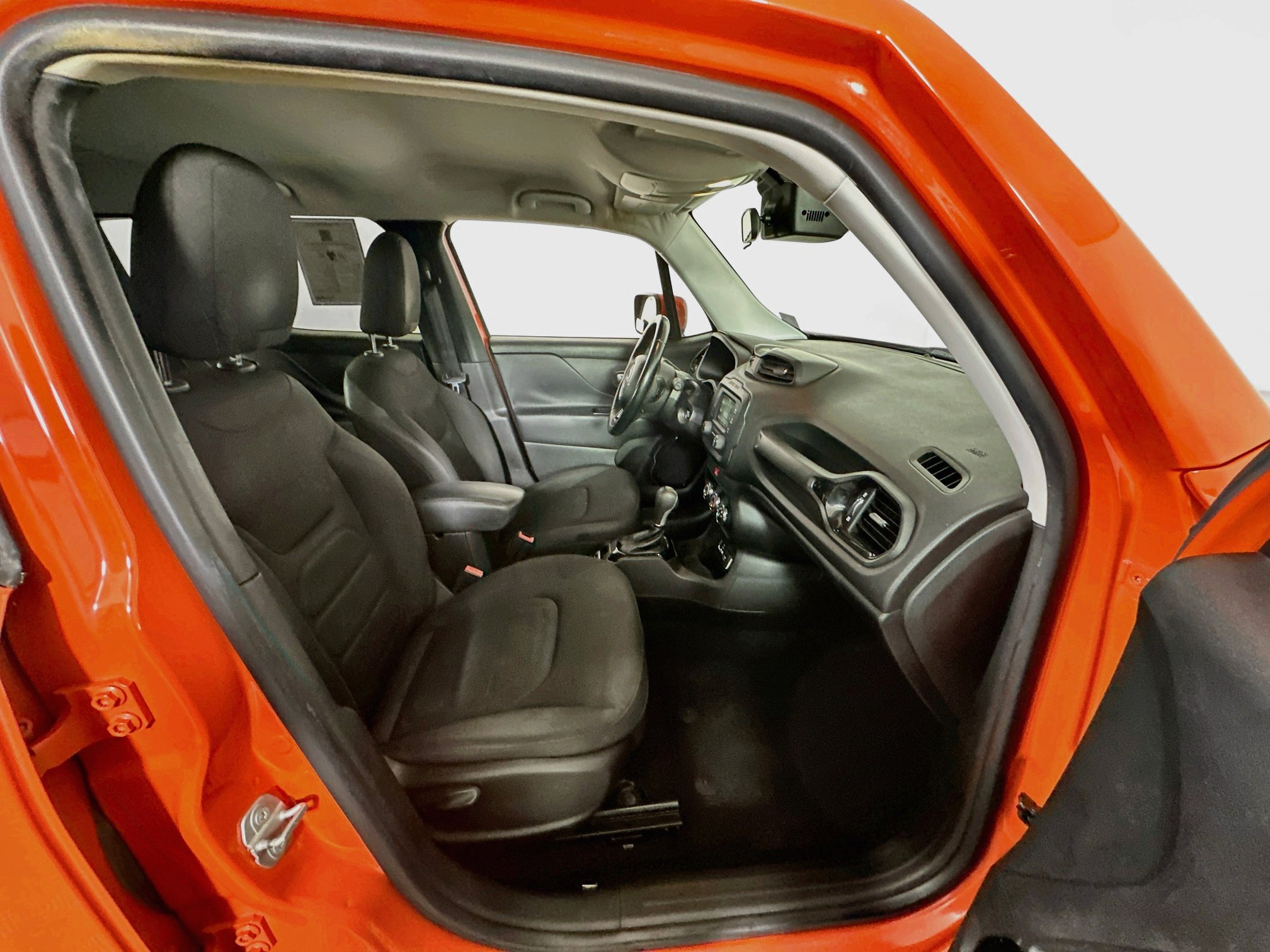 Used 2017 Jeep Renegade Altitude FWD image 31