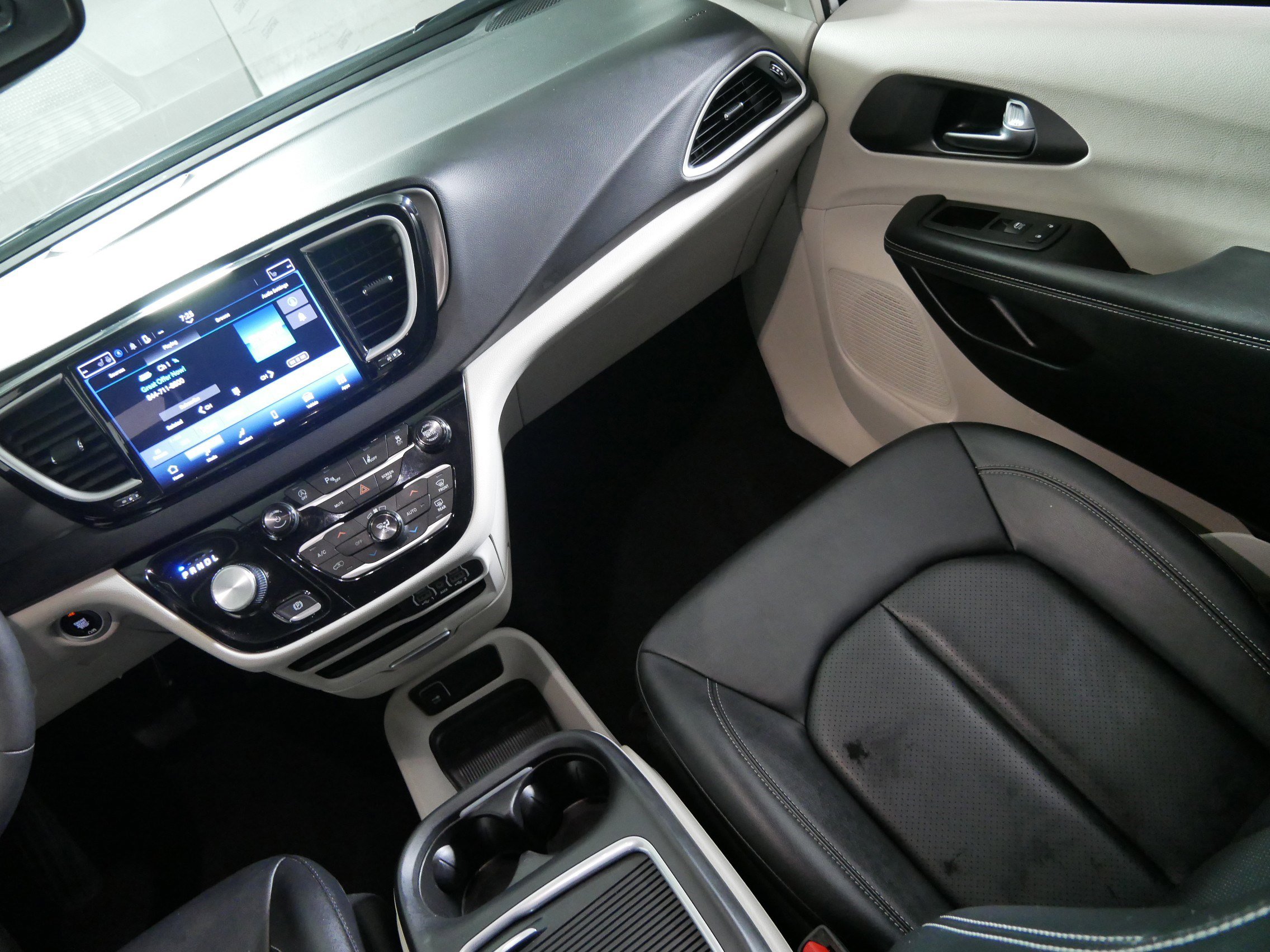 Used 2024 Chrysler Pacifica Touring-L image 11