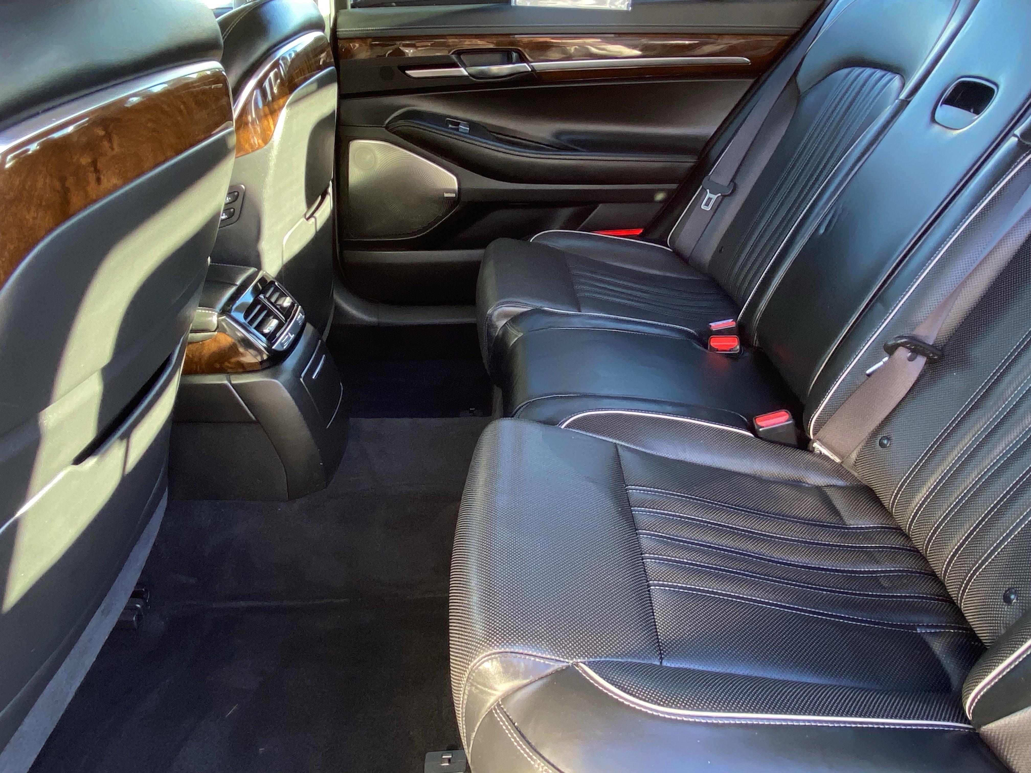 Used 2017 Genesis G90 3.3T Premium image 15