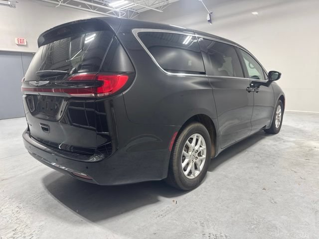 Used 2023 Chrysler Pacifica Touring-L FWD image 5