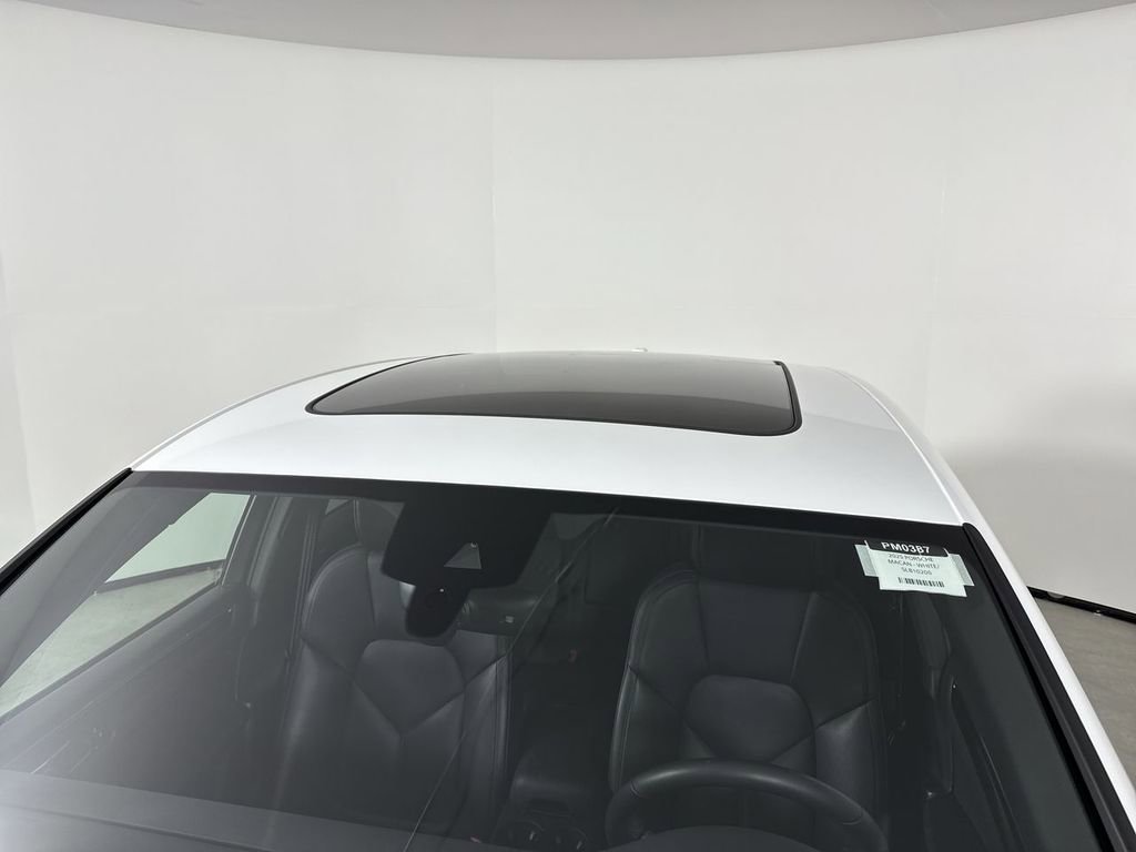 Certified 2025 Porsche Macan image 17