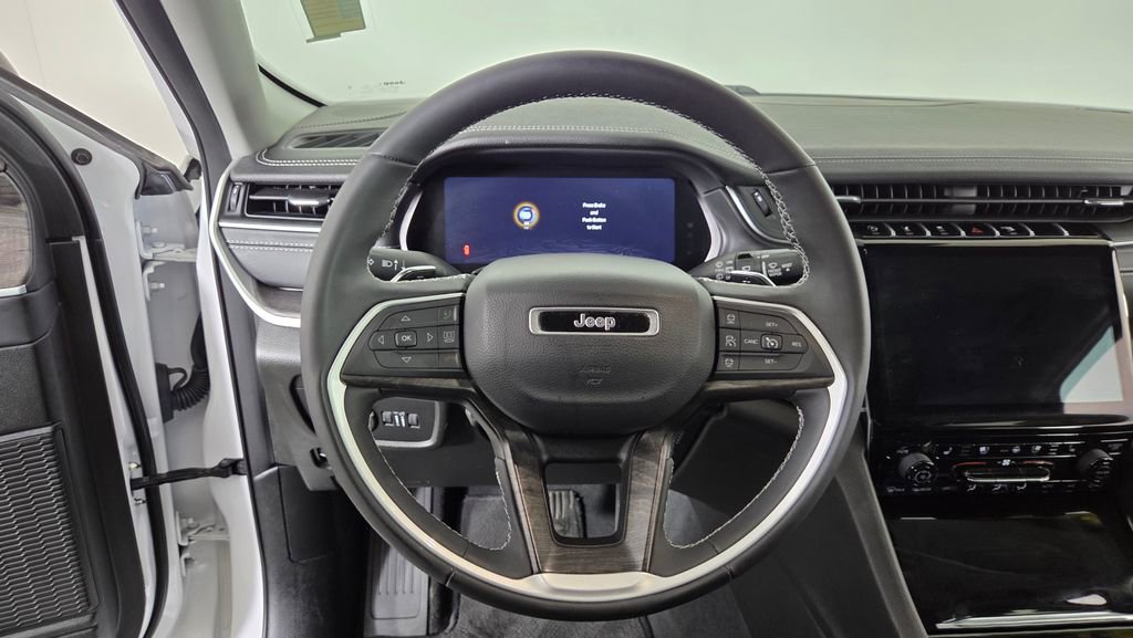 Used 2023 Jeep Grand Cherokee Limited w/ Luxury Tech Group II image 16