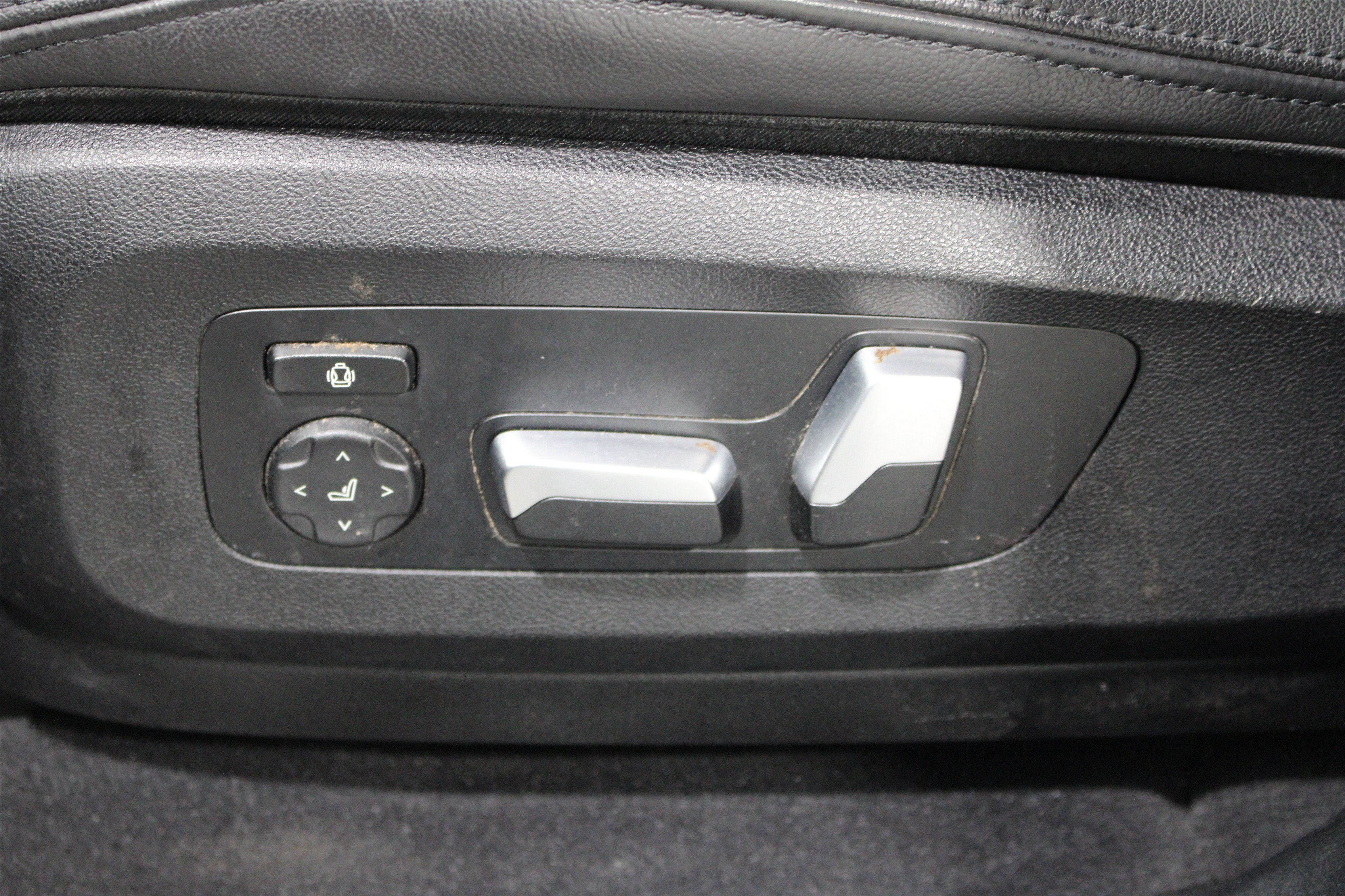 Used 2022 BMW X7 xDrive40i w/ Premium Package AWD/4WD image 5