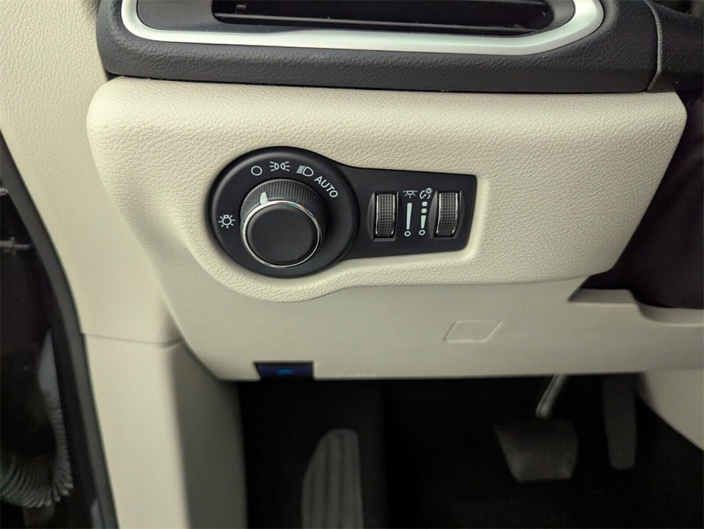 Used 2023 Chrysler Voyager LX image 28