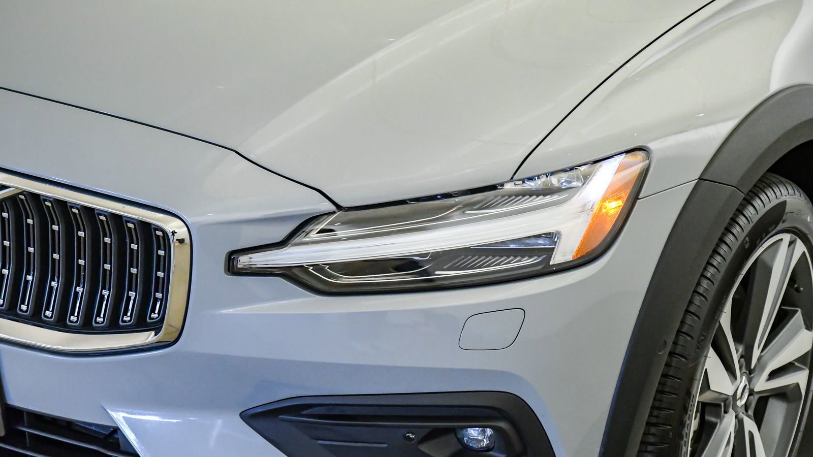 Certified 2025 Volvo V60 B5 Cross Country Plus AWD/4WD image 9
