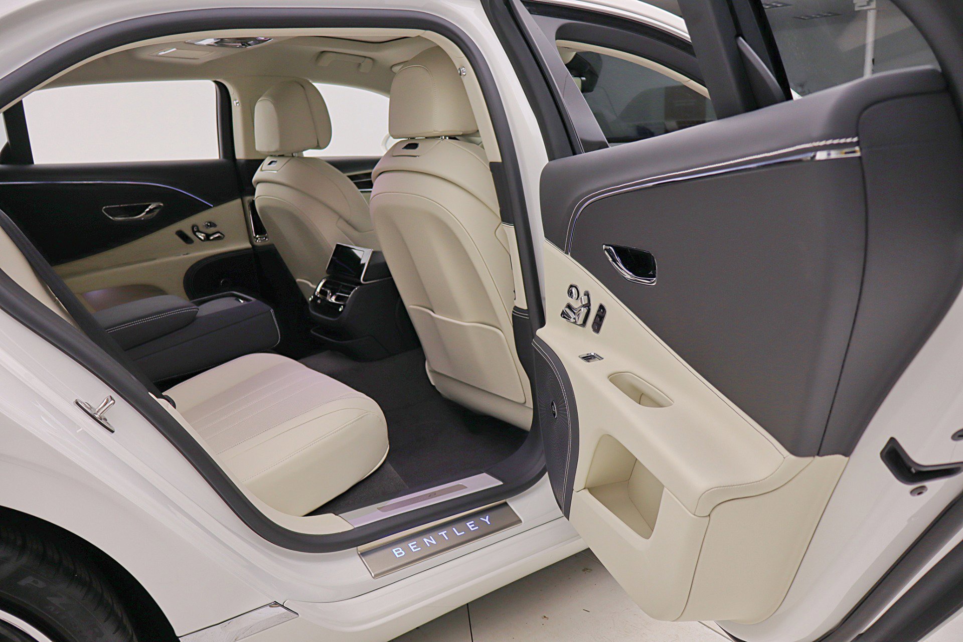 Used 2024 Bentley Flying Spur S V8 image 49