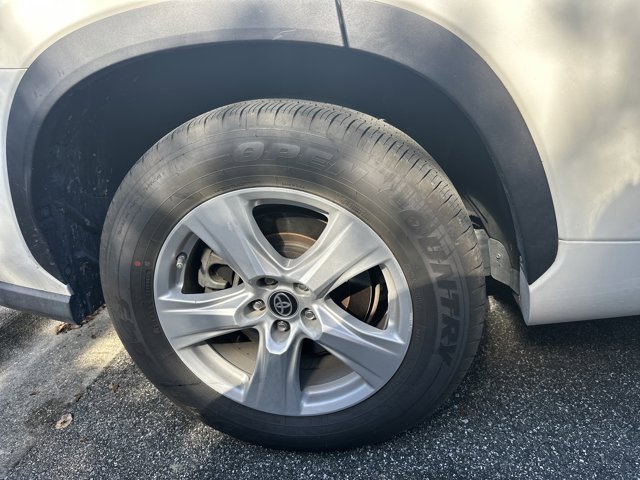 Used 2020 Toyota Highlander LE image 5