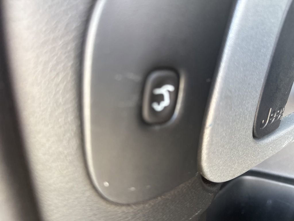 Used 2018 Jeep Cherokee Latitude Plus w/ Comfort/Convenience Group image 19