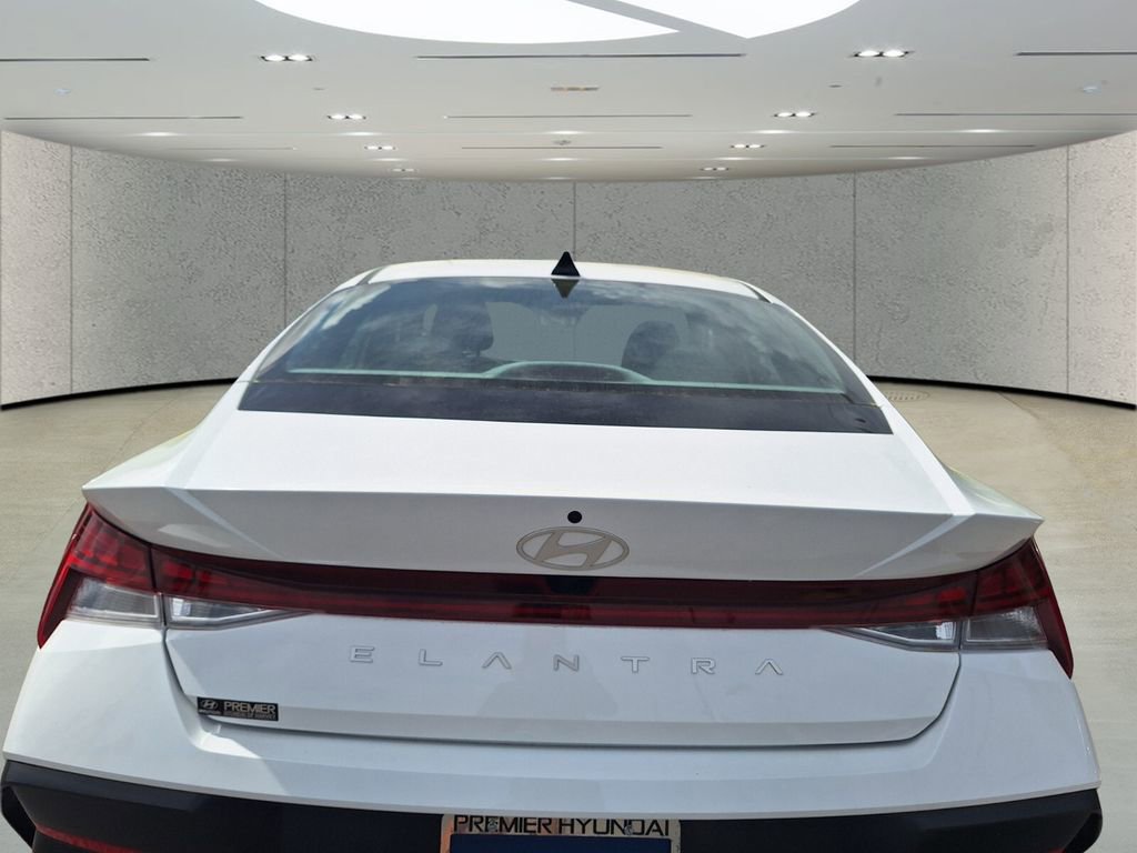 Used 2025 Hyundai Elantra SEL image 4