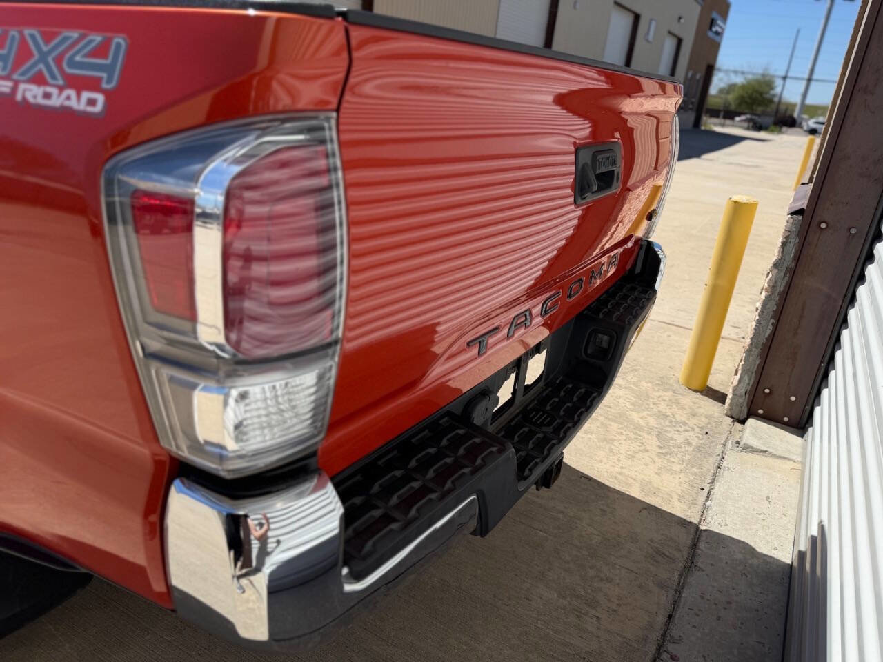 Used 2018 Toyota Tacoma TRD Off-Road image 28