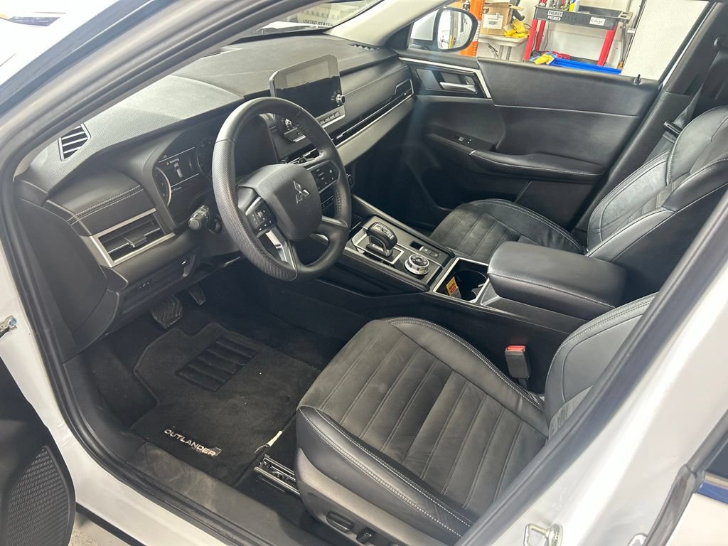 Used 2023 Mitsubishi Outlander SE AWD/4WD image 3