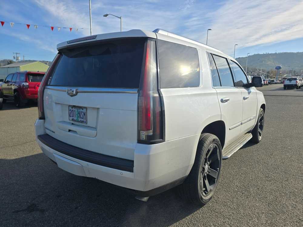 Used 2016 Cadillac Escalade Luxury image 3