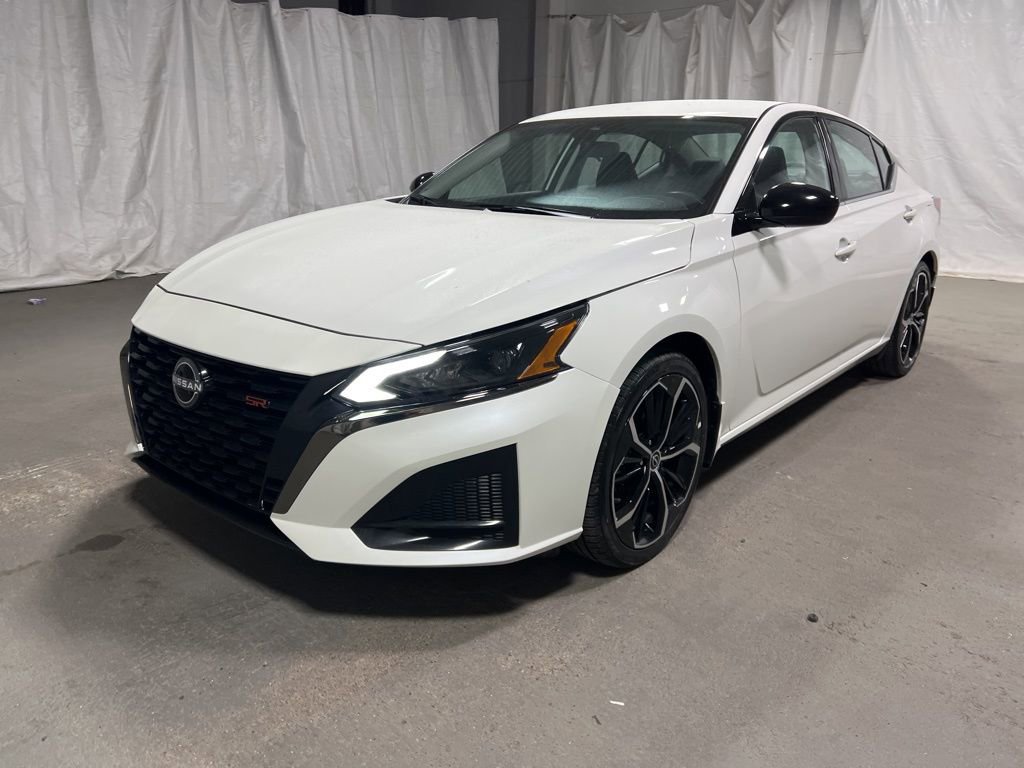 Used 2025 Nissan Altima 2.5 SR image 3