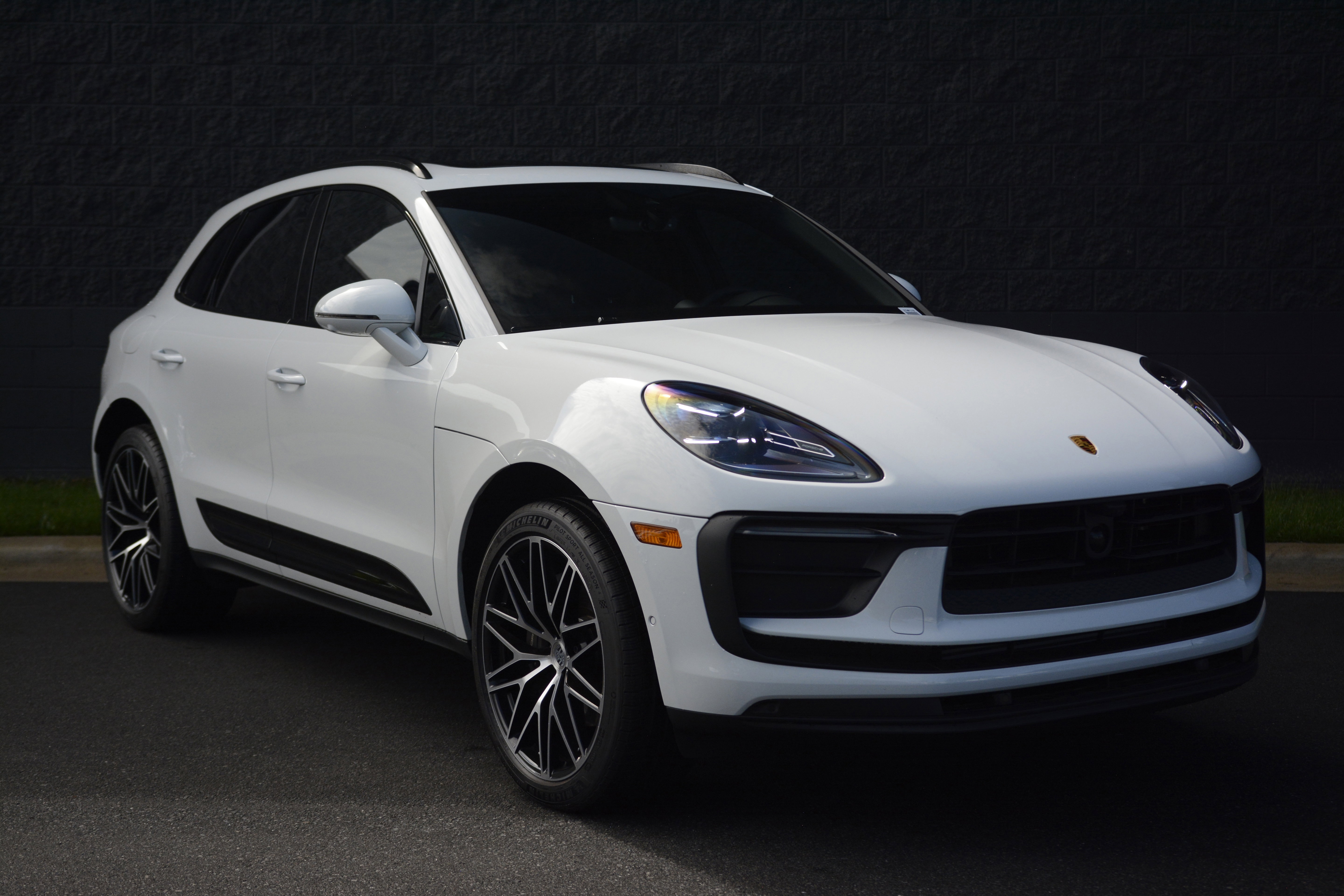 Certified 2026 Porsche Macan AWD/4WD image 9