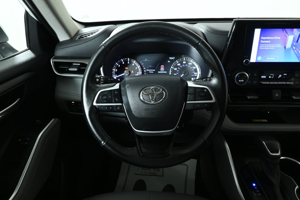 Used 2023 Toyota Highlander XLE AWD/4WD image 18
