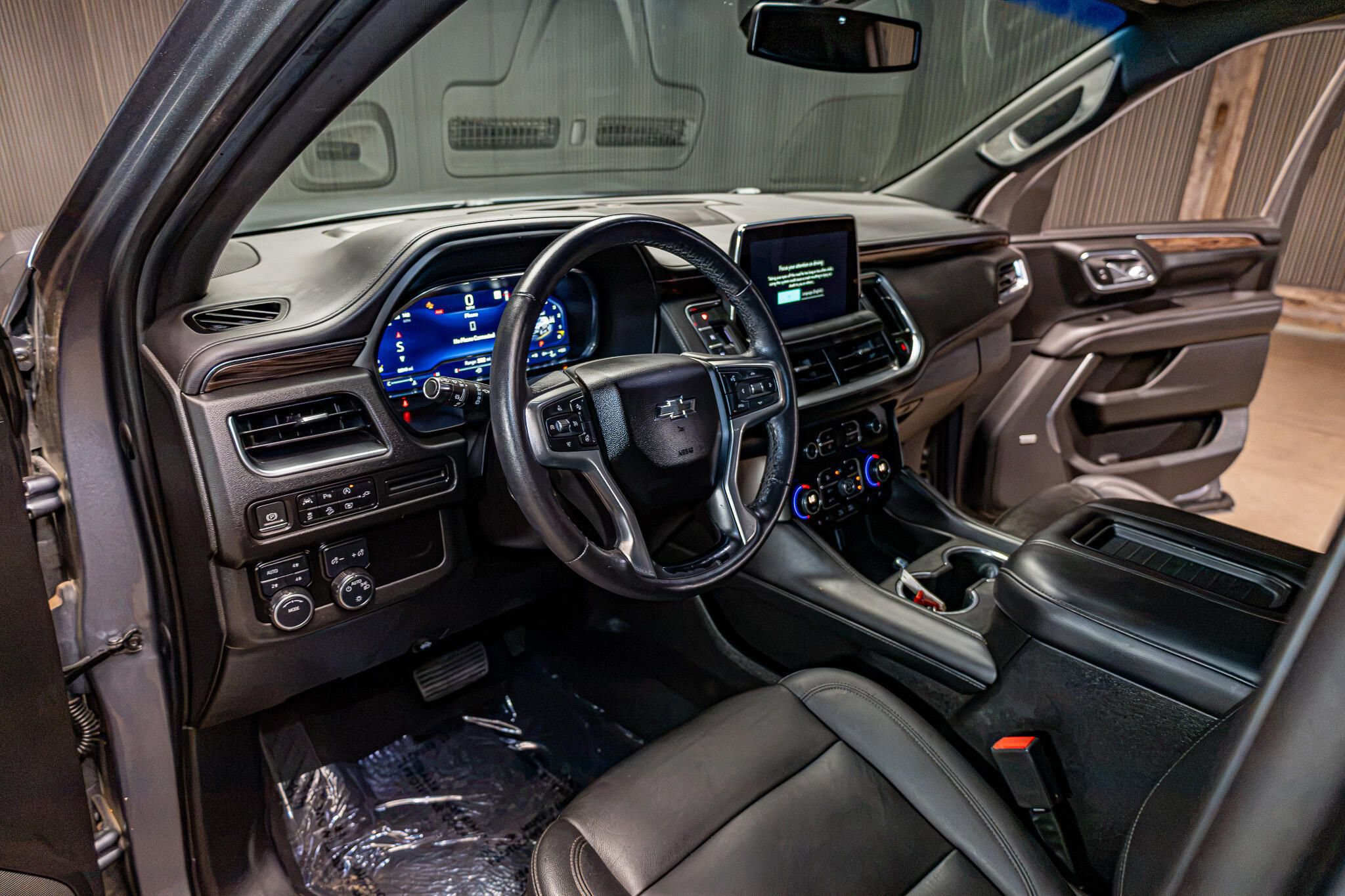 Used 2022 Chevrolet Suburban Z71 w/ Luxury Package AWD/4WD image 13