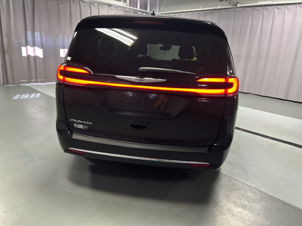 Used 2026 Chrysler Pacifica Select FWD image 6