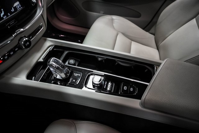 Used 2019 Volvo XC60 T8 Momentum image 16