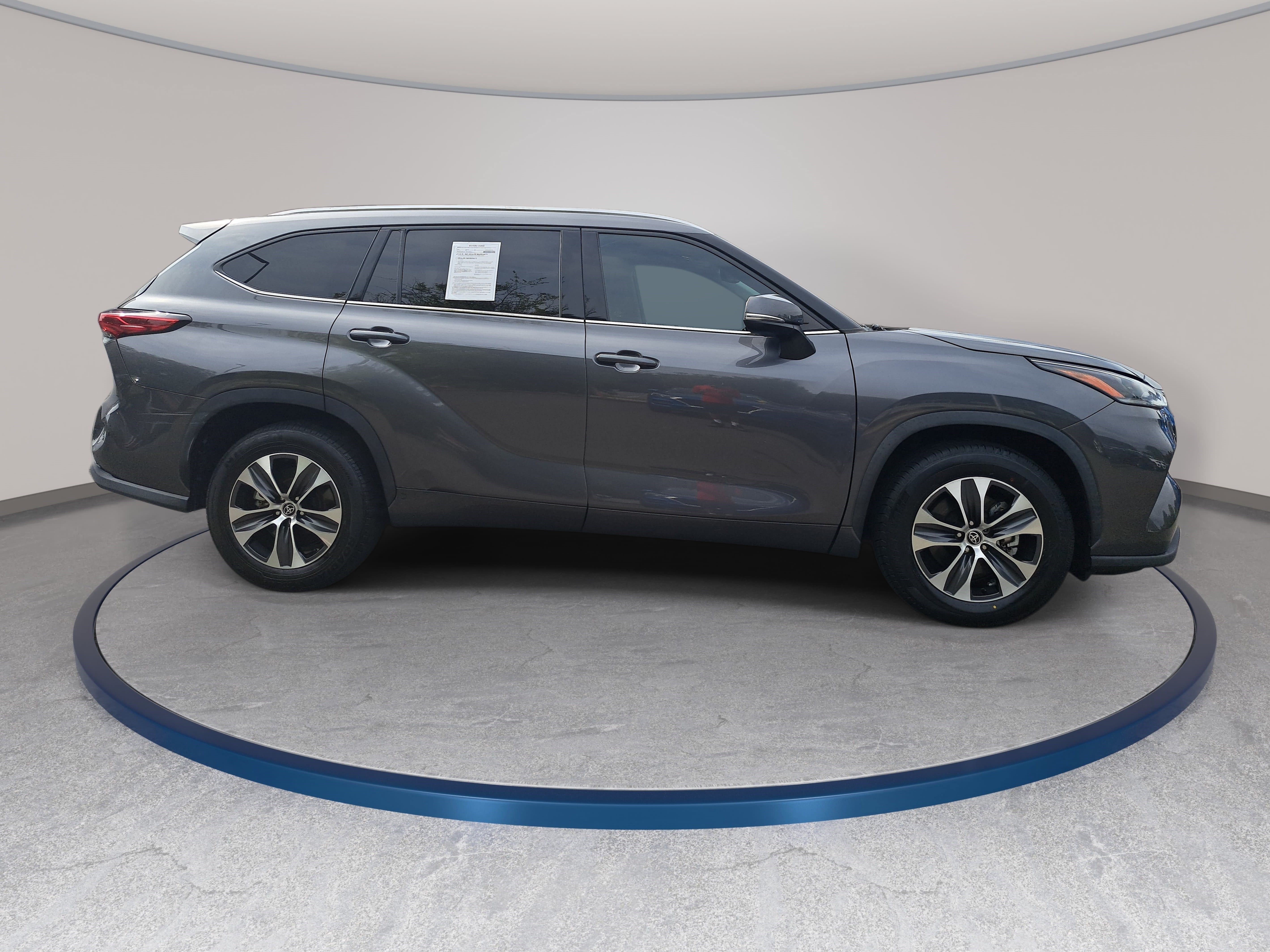 Used 2021 Toyota Highlander XLE FWD image 4