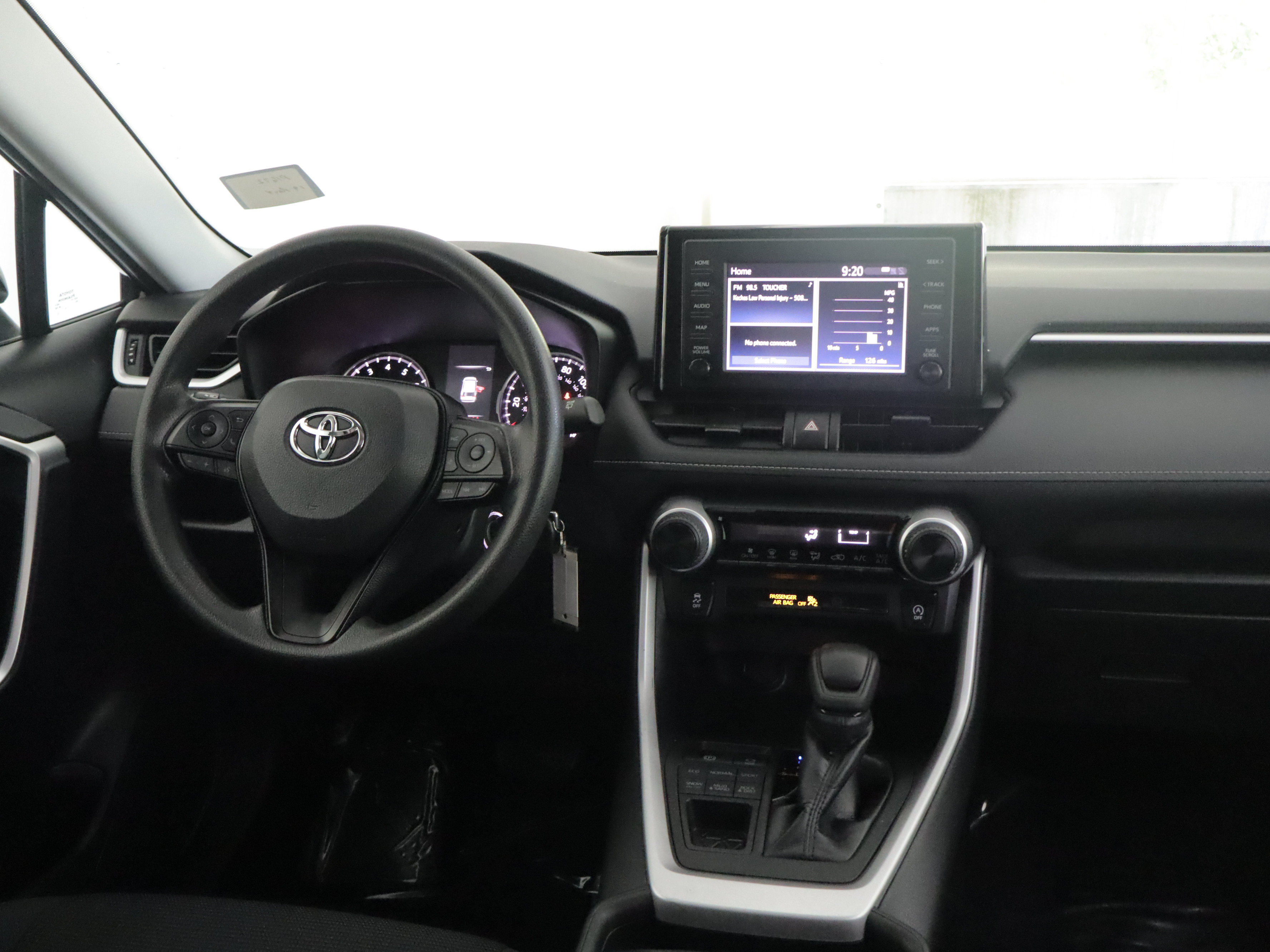 Used 2019 Toyota RAV4 LE AWD/4WD image 2