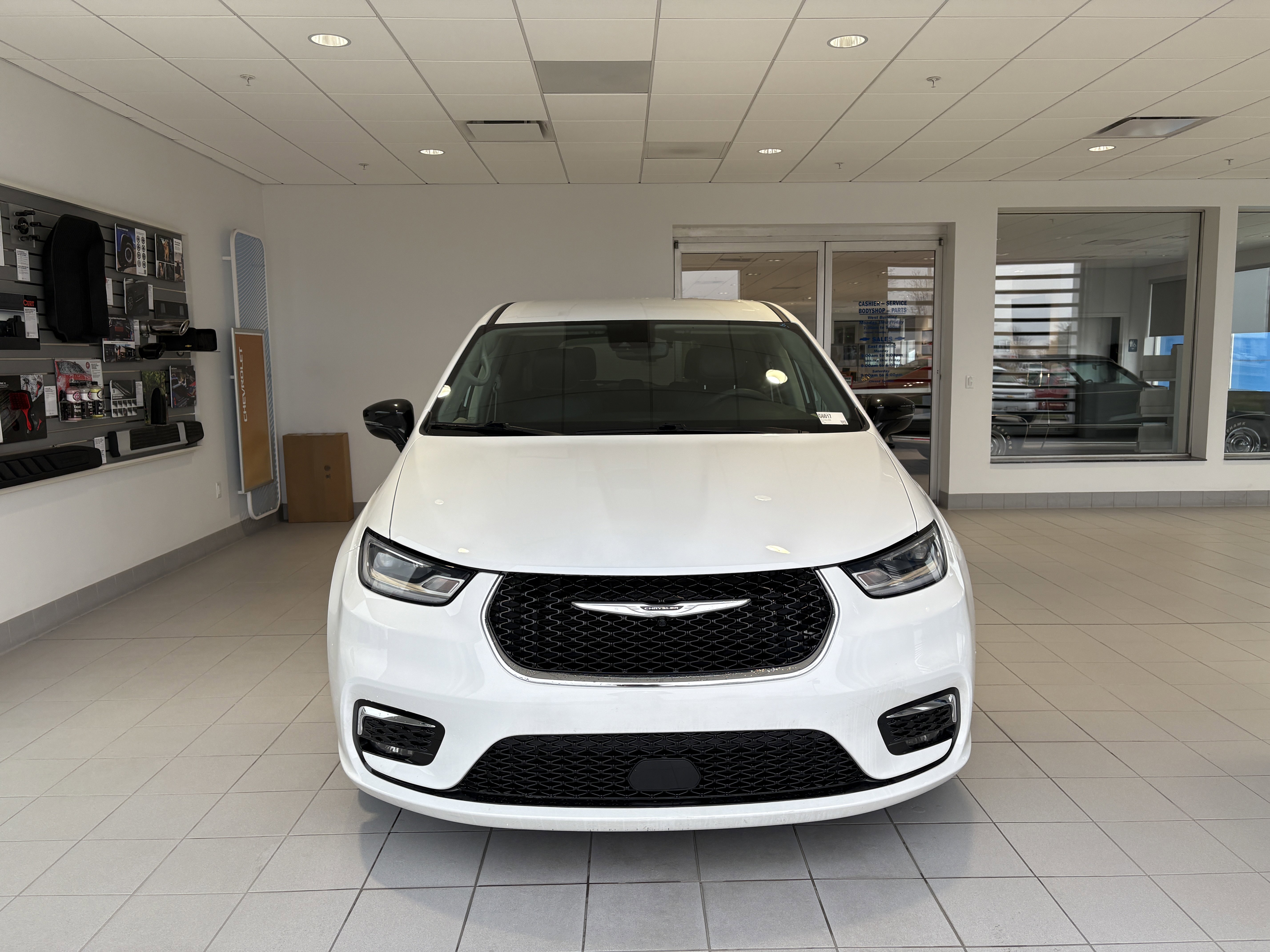 Used 2024 Chrysler Pacifica Touring-L image 7