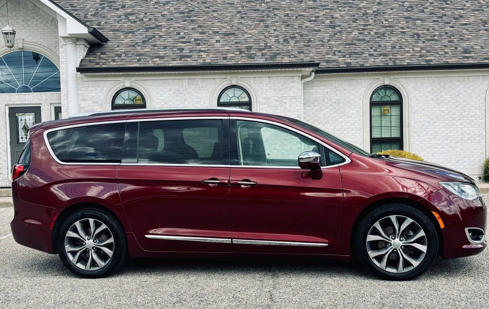 Used 2018 Chrysler Pacifica Limited w/ Tire & Wheel Group FWD image 2