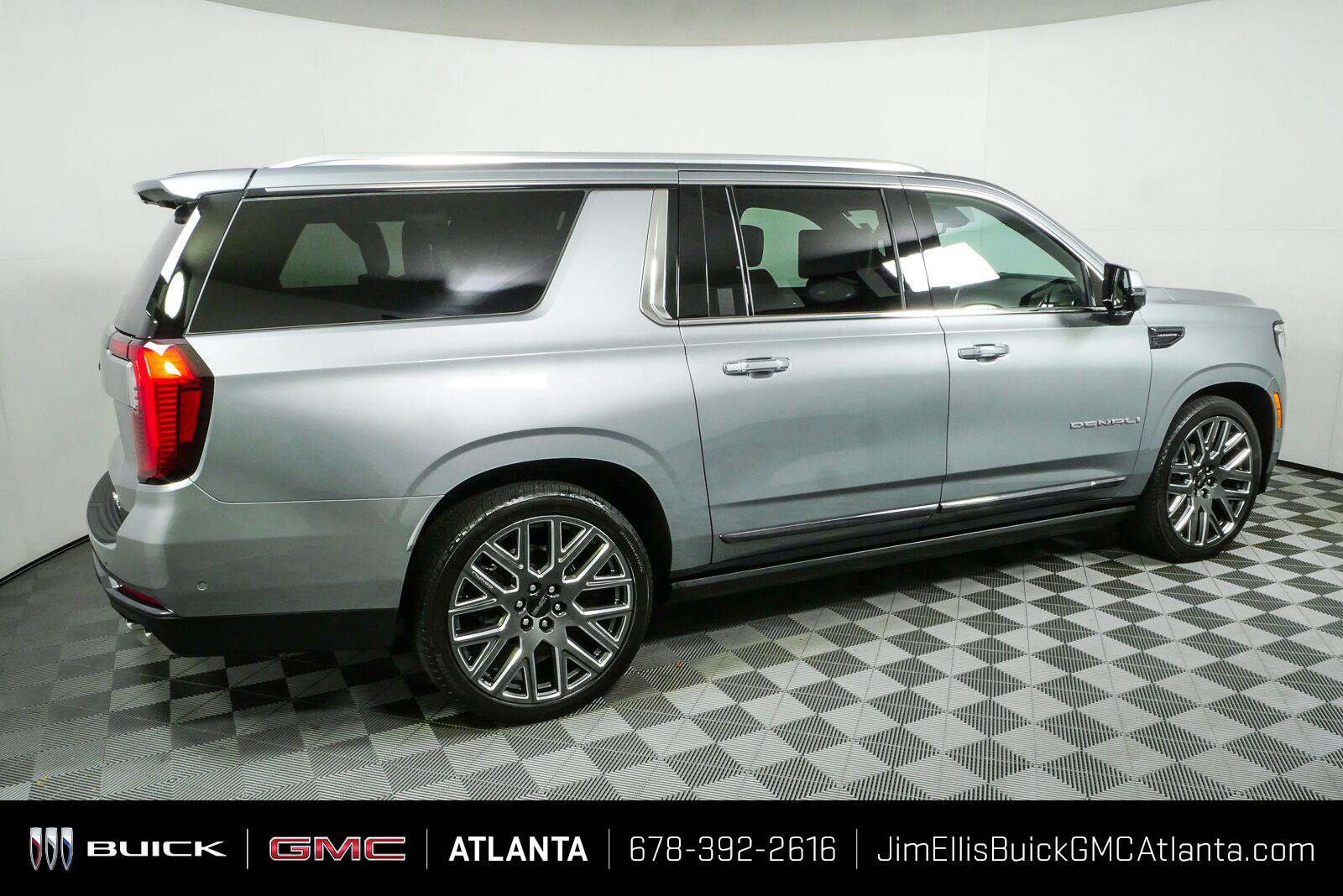Used 2025 GMC Yukon XL Denali Ultimate w/ LPO, Floor Liner Package AWD/4WD image 2
