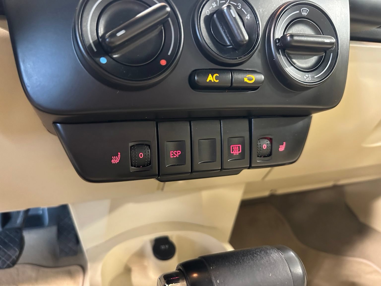 Used 2010 Volkswagen Beetle Final Edition FWD image 32