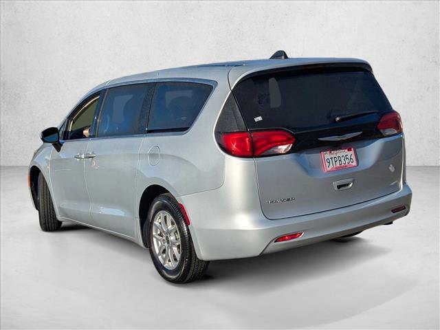 Used 2022 Chrysler Voyager LX image 8