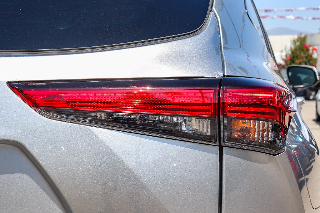 Used 2022 Toyota Highlander LE FWD image 8