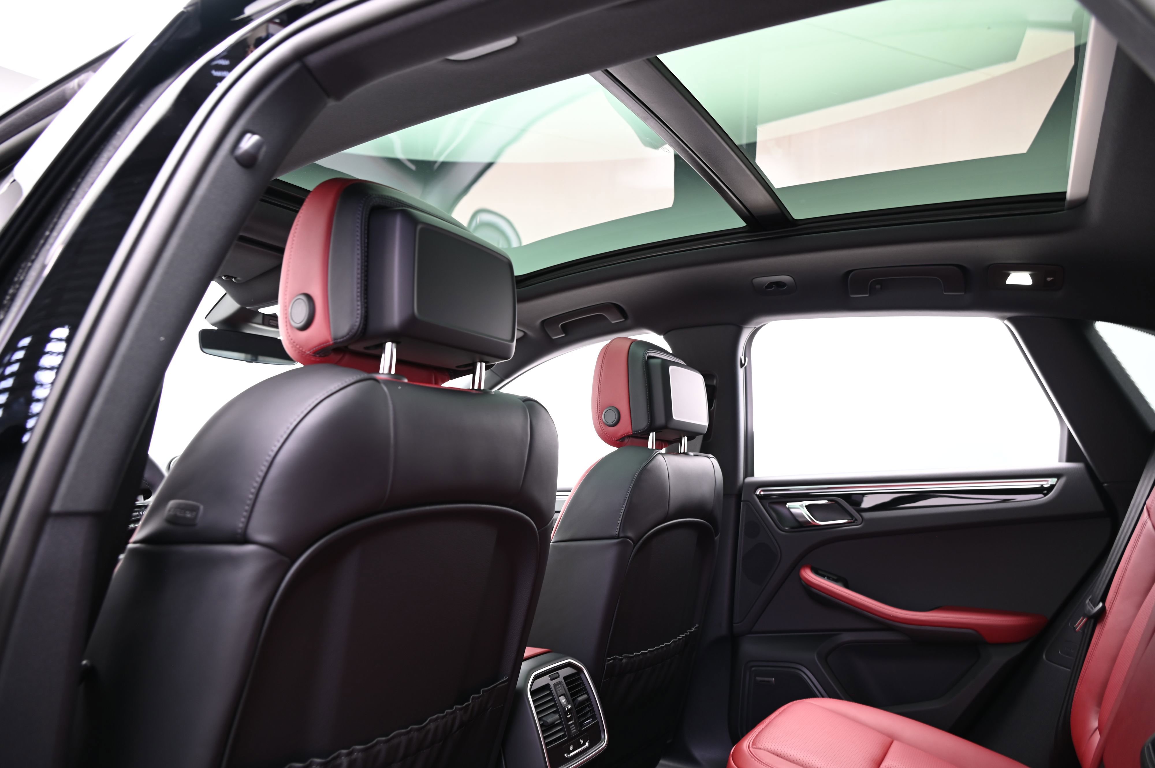 Certified 2025 Porsche Macan image 34