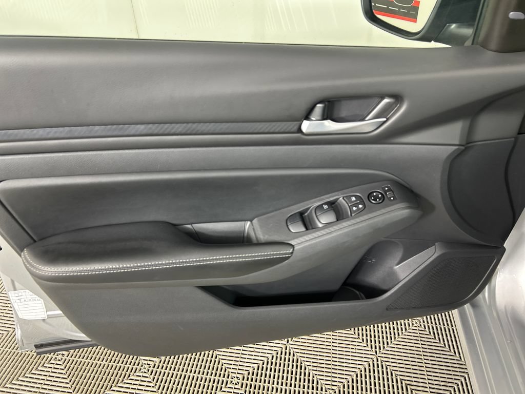 Used 2024 Nissan Altima 2.5 SV FWD image 11