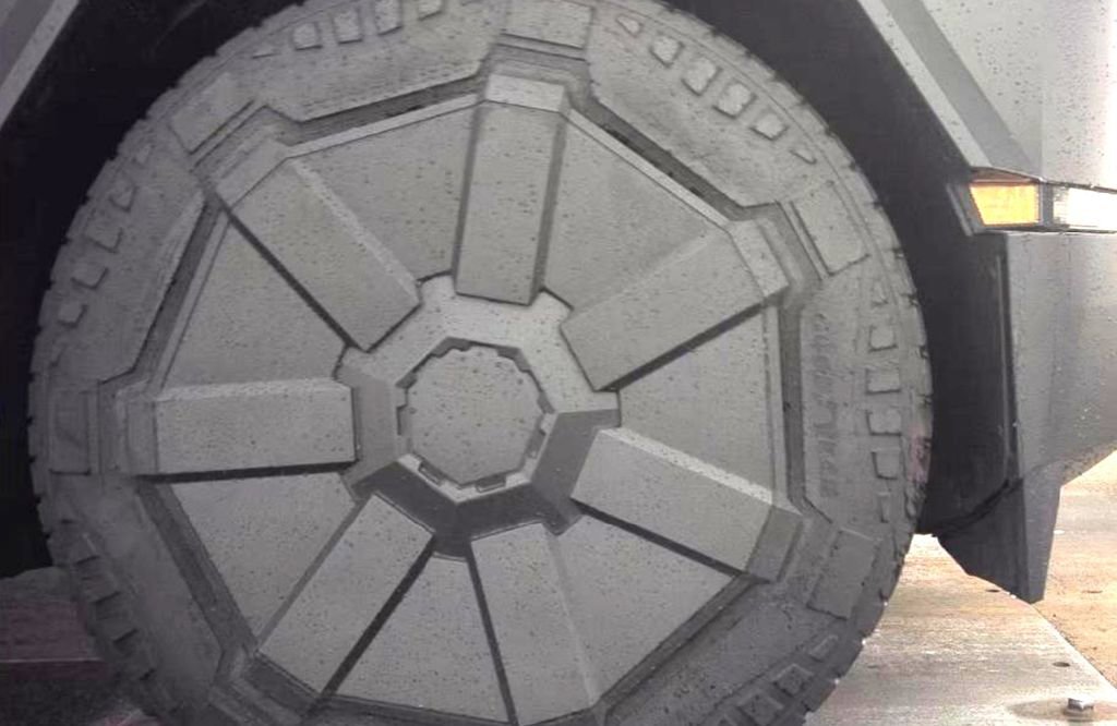 Used 2024 Tesla Cybertruck Cyberbeast image 7