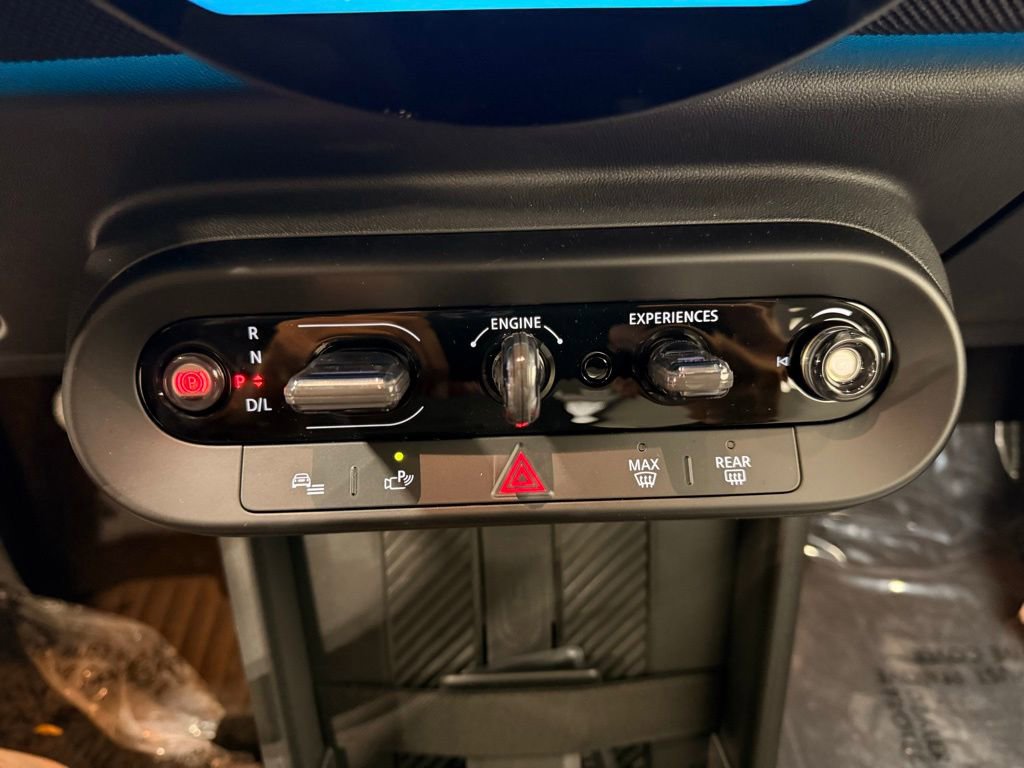 Used 2025 MINI Cooper 2-Door Hardtop image 18