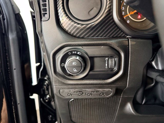 Certified 2025 Jeep Gladiator Sport AWD/4WD image 17