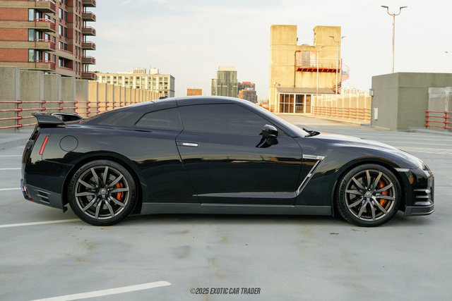 Used 2014 Nissan GT-R Premium w/ Premium Interior Package image 9
