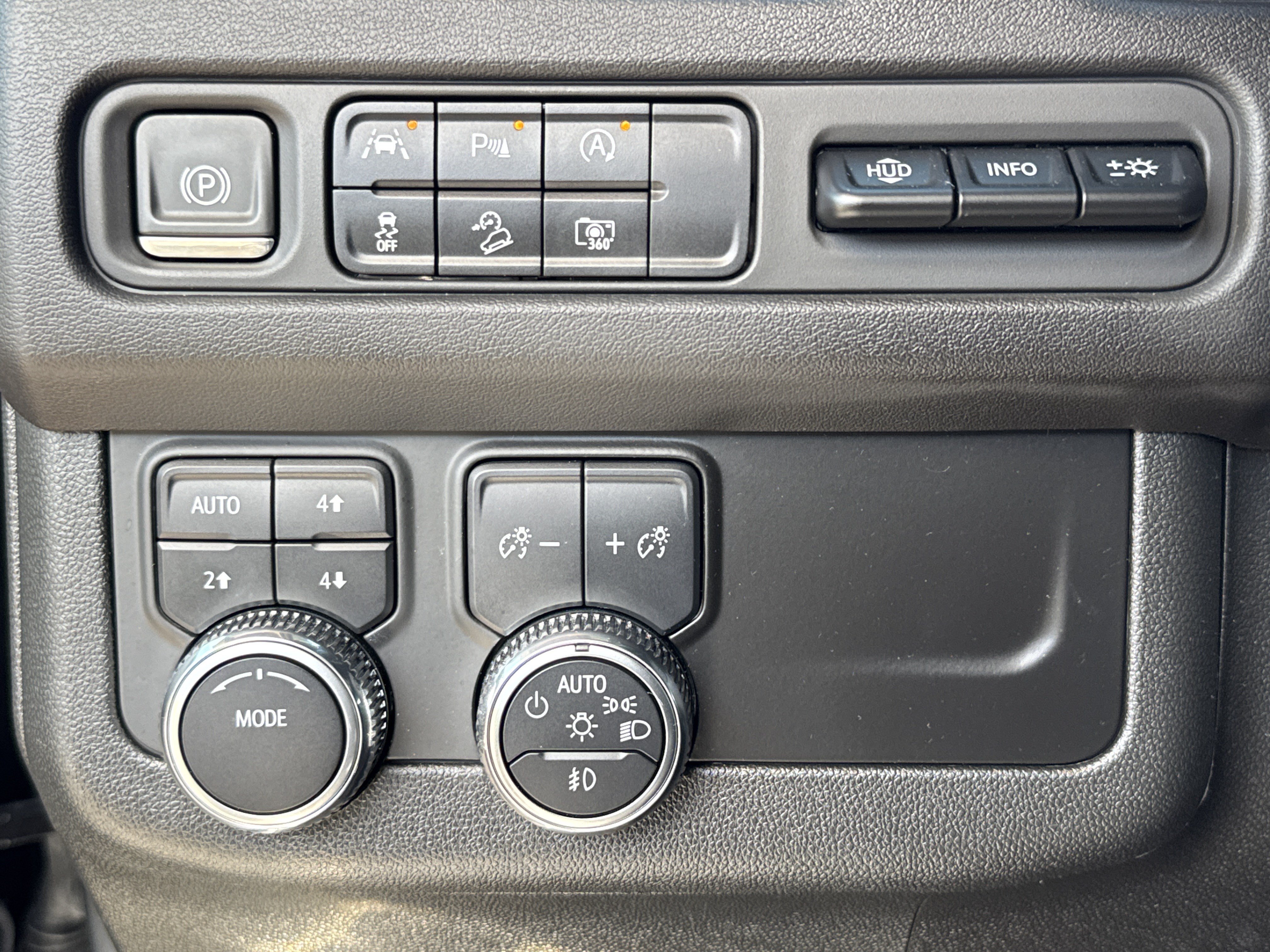 Used 2023 GMC Yukon XL AT4 w/ AT4 Premium Package AWD/4WD image 19