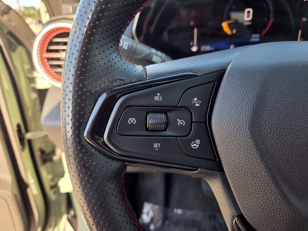 Used 2024 Chevrolet Trax RS w/ Sunroof Package FWD image 30