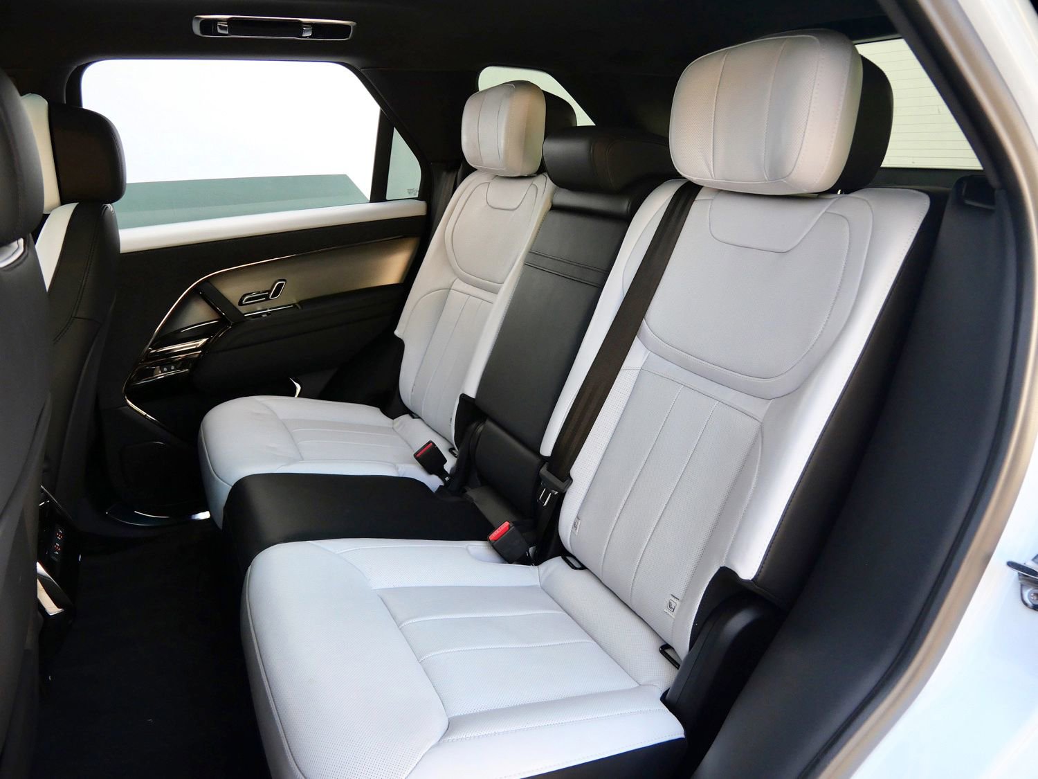 Used 2025 Land Rover Range Rover Sport Dynamic SE image 19