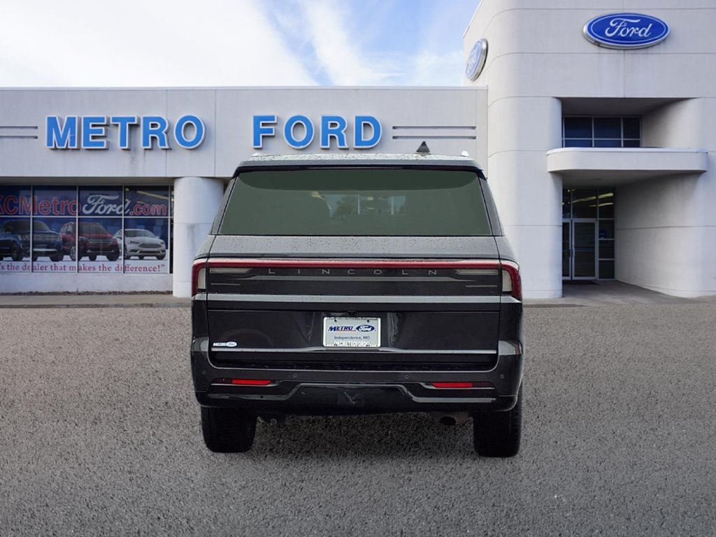 Used 2025 Lincoln Navigator Reserve AWD/4WD image 4