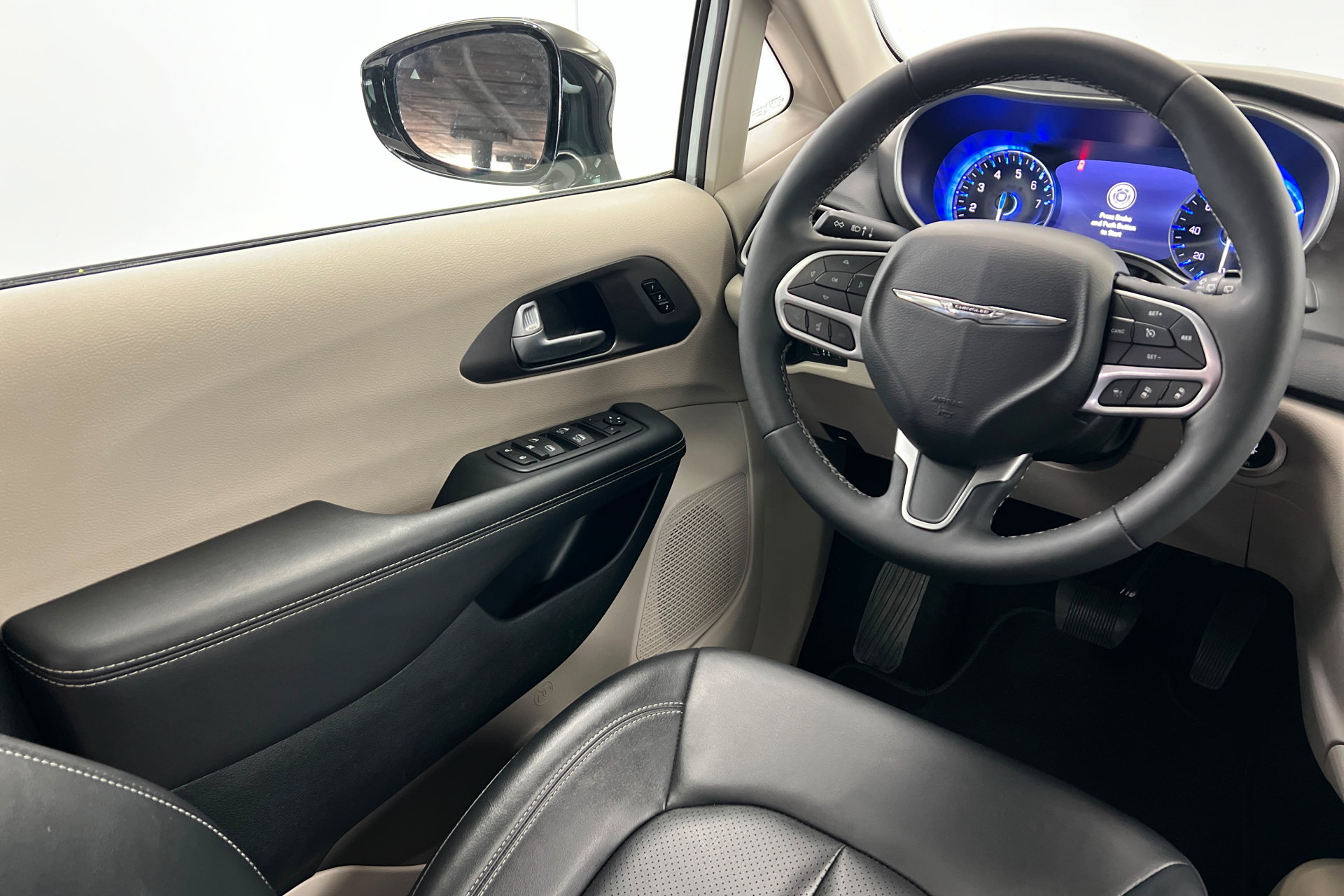 Used 2024 Chrysler Pacifica Touring-L FWD image 12