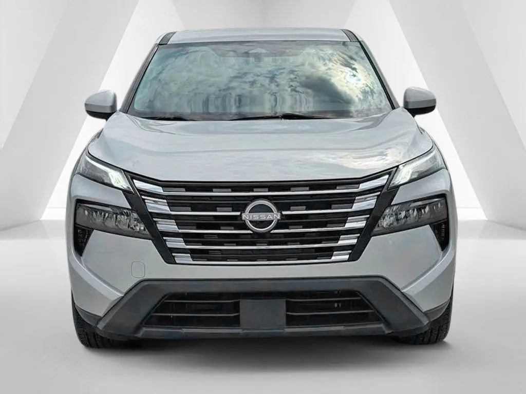 Used 2024 Nissan Rogue SV FWD image 2