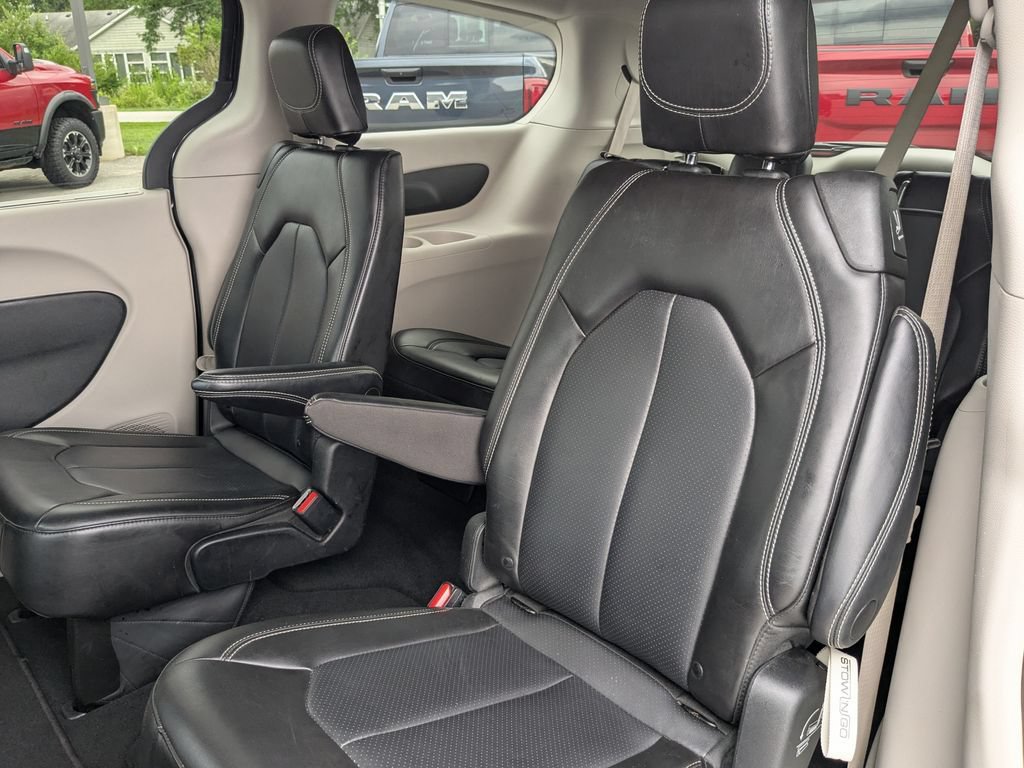 Used 2023 Chrysler Pacifica Touring-L FWD image 23