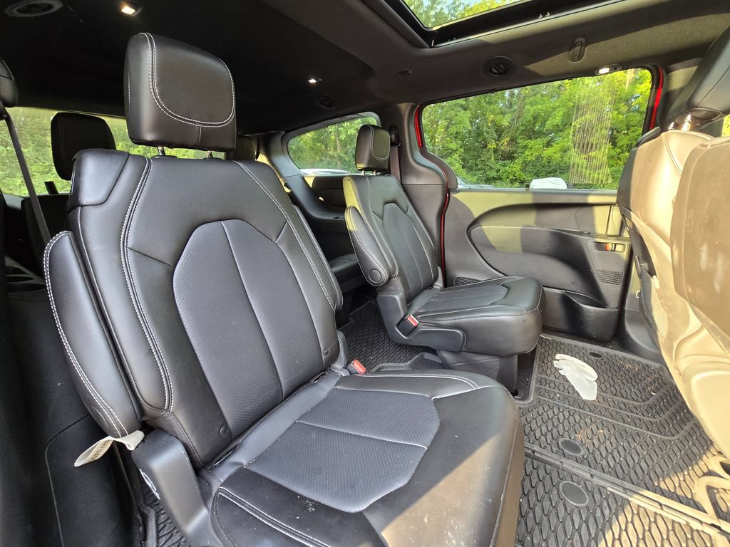 Used 2025 Chrysler Pacifica Select AWD/4WD image 23