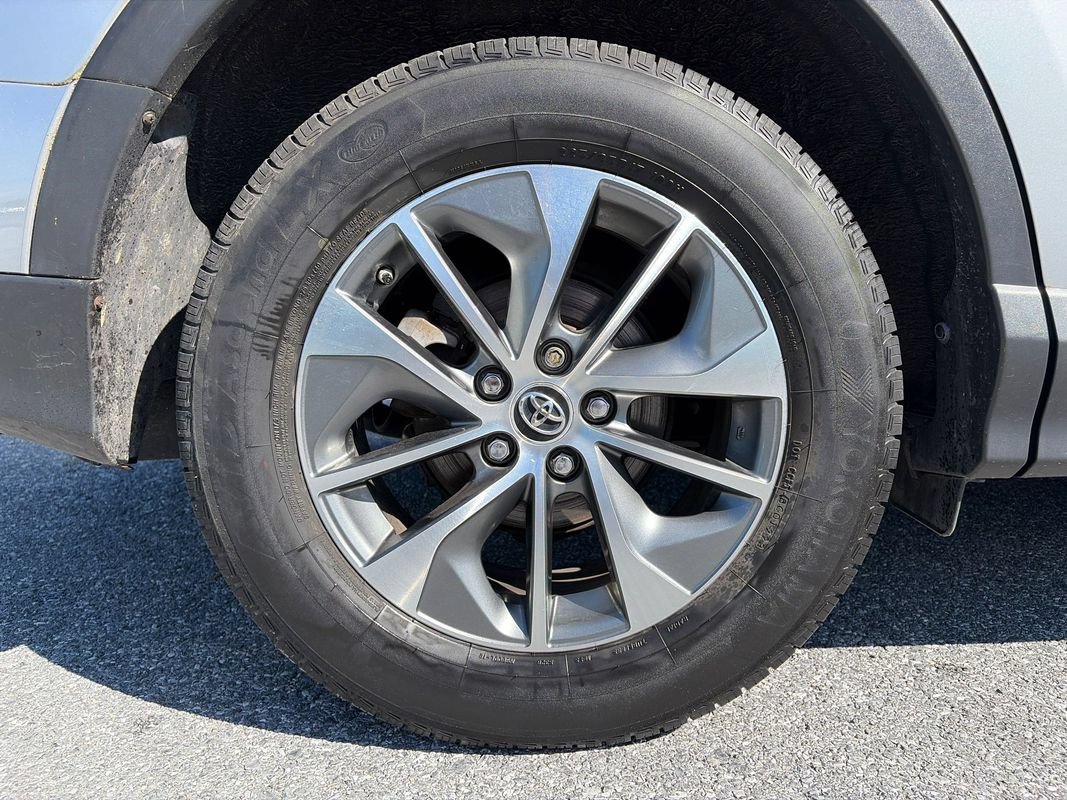 Used 2018 Toyota RAV4 XLE AWD/4WD image 30