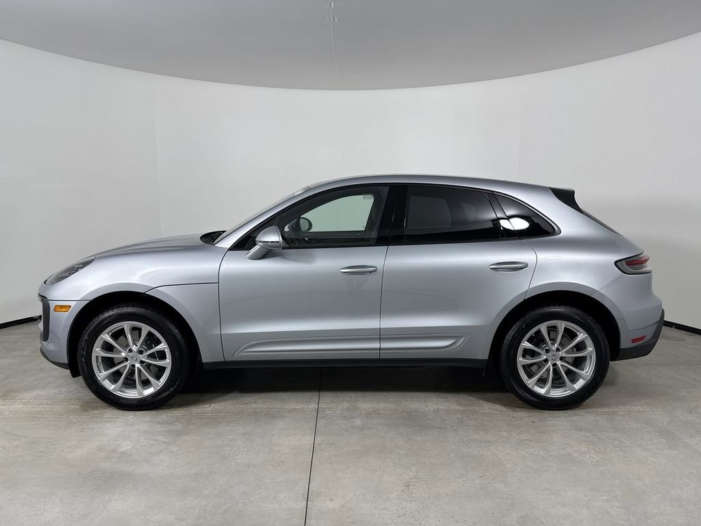 Certified 2025 Porsche Macan image 2