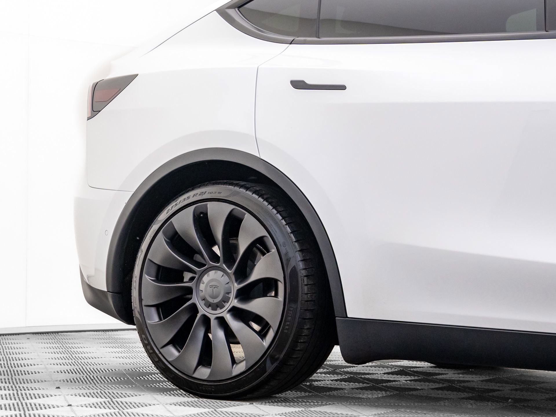 Used 2022 Tesla Model Y Long Range image 30