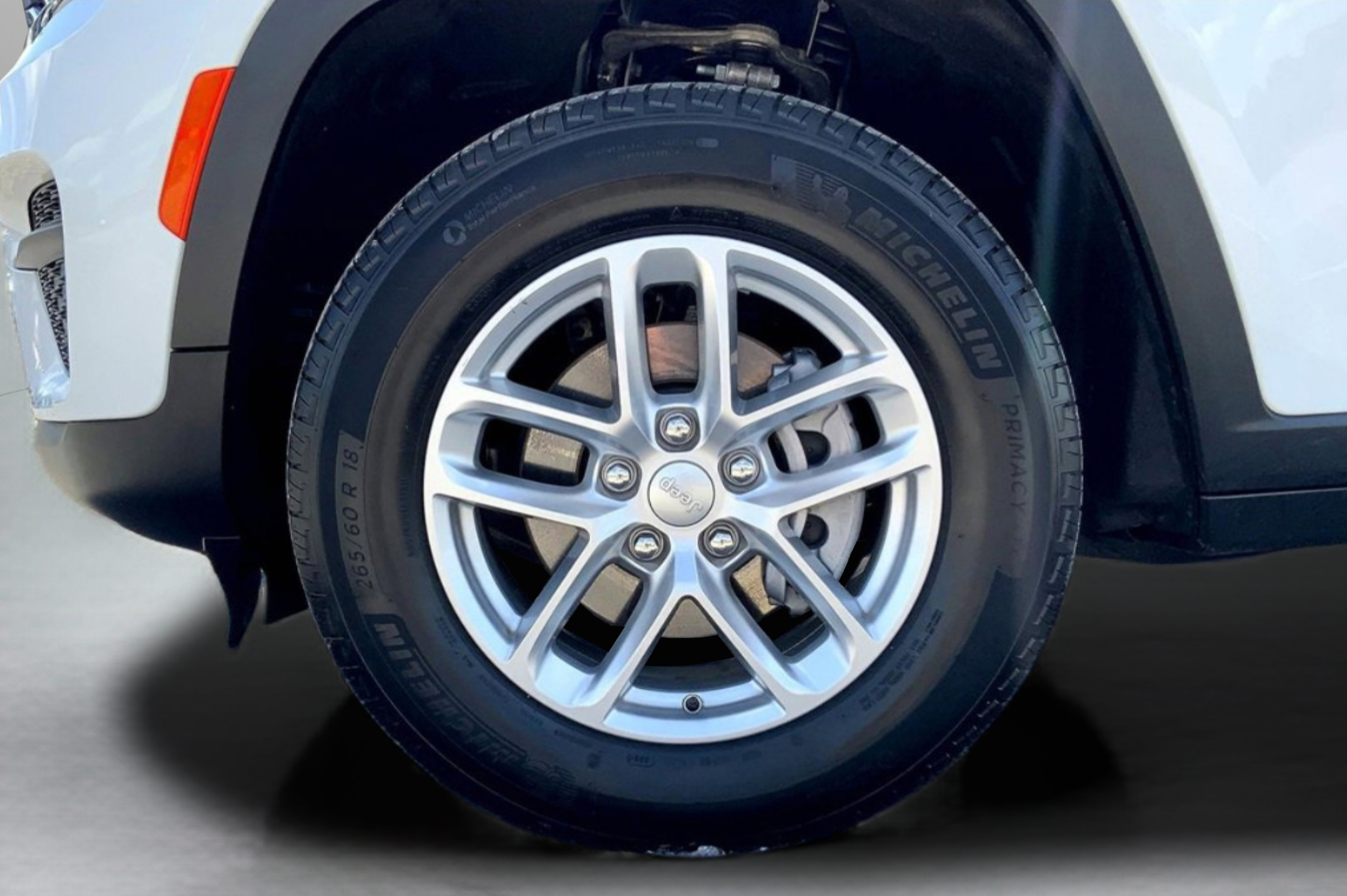 Used 2025 Jeep Grand Cherokee Laredo X image 12