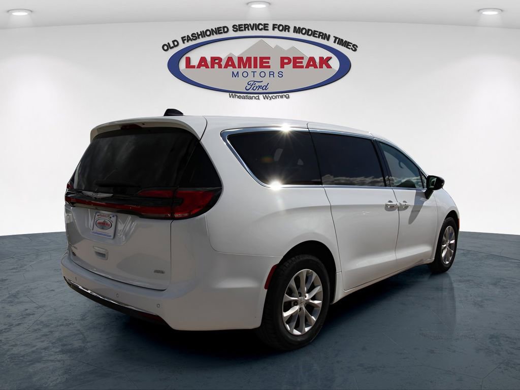 Used 2025 Chrysler Pacifica Select image 3